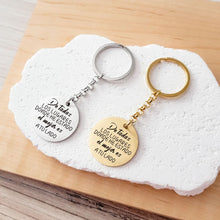 Cargar imagen en el visor de la galería, Llavero redondo grabado con frase - A tu lado - Moroveta