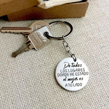 Cargar imagen en el visor de la galería, Llavero redondo grabado con frase - A tu lado - Moroveta