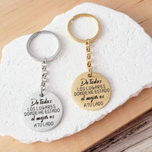 Cargar imagen en el visor de la galería, Llavero redondo grabado con frase - A tu lado - Moroveta