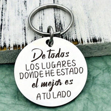 Cargar imagen en el visor de la galería, Llavero redondo grabado con frase - A tu lado - Moroveta