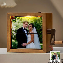 Cargar imagen en el visor de la galería, Un marco fotográfico con manivela muestra una foto de boda: la novia sonriente en su vestido junto al novio; el portarretratos personalizado Marco fotográfico con manivela incluye la misma imagen para recordar ese momento especial.