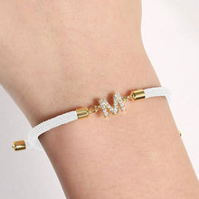 Cargar imagen en el visor de la galería, Pulsera ajustable con inicial (2X1) en color blanco, con detalles dorados y charm de letra M decorado con brillantes. Llévala en tu muñeca y aprovecha la oferta 2x1 para lucir esta pulsera personalizada hoy mismo.