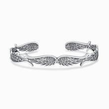 Cargar imagen en el visor de la galería, Inspirada en la Pulsera Alas de ángel, esta pulsera brazalete de plata presenta alas emplumadas finamente detalladas en cada extremo y un diseño abierto y ajustable, lo que la convierte en un significativo regalo Abrazo del Cielo.