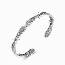 Cargar imagen en el visor de la galería, La Pulsera Alas de ángel es una pulsera brazalete de plata con detallados dibujos de alas de ángel, con un acabado pulido y abierto: un elegante y delicado regalo Abrazo del Cielo para sus seres queridos.