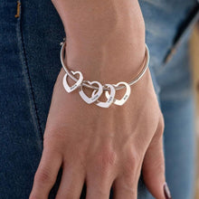 Cargar imagen en el visor de la galería, Pulsera con colgantes de corazón personalizados con nombres - Moroveta