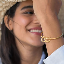 Cargar imagen en el visor de la galería, Pulsera con colgantes de corazón personalizados con nombres - Moroveta
