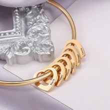 Cargar imagen en el visor de la galería, Pulsera con colgantes de corazón personalizados con nombres - Moroveta