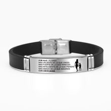 Cargar imagen en el visor de la galería, La Pulsera con dedicatoria "Madre a hijo" en negro tiene una placa de acero inoxidable grabada en español con mensaje de madre y silueta de adulto e hijo. Es un regalo personalizado e incluye un cierre metálico seguro.