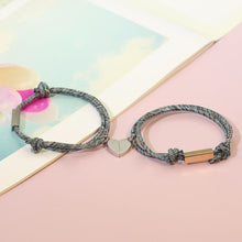 Cargar imagen en el visor de la galería, Pulsera con imán de corazón personalizable para parejas - Moroveta