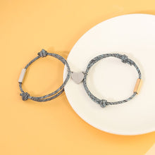 Cargar imagen en el visor de la galería, Pulsera con imán de corazón personalizable para parejas - Moroveta