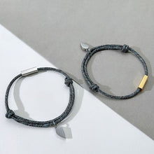 Cargar imagen en el visor de la galería, Pulsera con imán de corazón personalizable para parejas - Moroveta