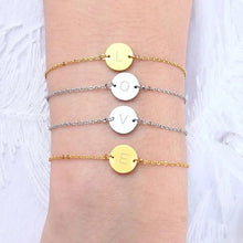 Cargar imagen en el visor de la galería, Pulsera con inicial - Moroveta
