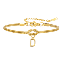 Cargar imagen en el visor de la galería, La Pulsera de nudo con inicial es una cadena dorada tipo serpiente, ajustable y con un dije de letra D en el centro. Incluye un pequeño nudo donde cuelga la inicial, perfecta como regalo personalizado e inolvidable.