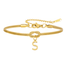 Cargar imagen en el visor de la galería, La Pulsera de nudo con inicial es una pulsera de oro con una fina cadena de serpiente, cierre ajustable y un colgante central con la letra S sujeta por un pequeño nudo: un regalo personalizado inolvidable.