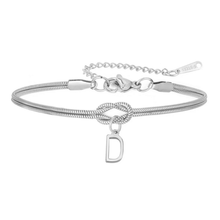 Cargar imagen en el visor de la galería, La Pulsera de nudo con inicial es una delicada pulsera plateada con cadena tipo serpiente, nudo central y dije colgante letra D. Su cadena ajustable y broche langosta la hacen el regalo personalizado perfecto.