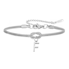 Cargar imagen en el visor de la galería, La Pulsera de nudo con inicial es una pulsera de cadena plateada con broche ajustable, detalle de nudo central y dije colgante con la letra F-un regalo inolvidable y personalizado.