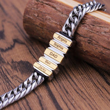 Cargar imagen en el visor de la galería, A Pulsera de cadena personalizada plateada con nombres en oro grabados (Angela, Sophia, DAD, Ben y Jacky) sobre una superficie de madera-un regalo inolvidable y la pulsera personalizada ideal para papá.