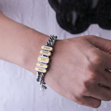 Cargar imagen en el visor de la galería, Una persona con atuendo blanco y negro ilumina la Pulsera de cadena personalizada plateada con dijes dorados que dicen Angela, Sophia, DAD, Ben y Jacky: un regalo ideal para padres.