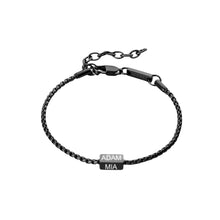 Cargar imagen en el visor de la galería, La Pulsera de cubo personalizada, en acero inoxidable negro con placa rectangular grabada ADAM y MIA en blanco. Cierre ajustable. Un regalo ideal para papá en el Día del Padre.