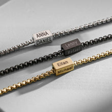 Cargar imagen en el visor de la galería, Tres pulseras de cubo personalizadas en plata, negro y dorado se muestran. Cada una tiene un abalorio rectangular grabado con dos nombres, siendo un regalo único para papá y perfecto para el Día del Padre.
