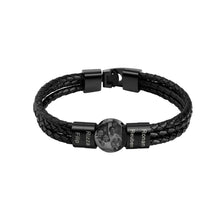 Cargar imagen en el visor de la galería, Pulsera de cuero con nombres y foto en color negro, personalizada para hombre con un charm redondo de foto familiar y dos etiquetas grabadas con los nombres Rizza, Filip, Roman y Reuben. Regalo original para hombre con cierre negro elegante.