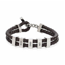Cargar imagen en el visor de la galería, Pulsera de cuero para Papá en marrón oscuro, con tres cuentas rectangulares de plata personalizadas con los nombres JACOB, GRACE y LUNA. Cierre de plata; un regalo elegante y único para hombre.