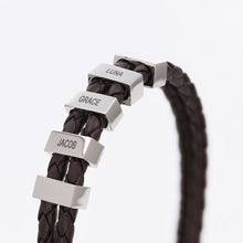 Cargar imagen en el visor de la galería, Pulsera de cuero para Papá: trenzada en marrón oscuro, con tres cuentas rectangulares de plata personalizadas con los nombres LUNA, GRACE y JACOB. Un regalo único para hombre.