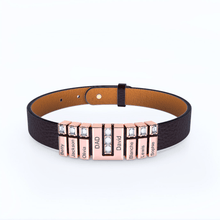 Cargar imagen en el visor de la galería, Pulsera de cuero personalizada con nombres en color oro rosa, grabada con nombres como Betty, Jackson, Olivia y DAD: un regalo único y especial para papá.