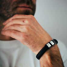 Cargar imagen en el visor de la galería, Pulsera de cuero personalizada con nombres - Moroveta