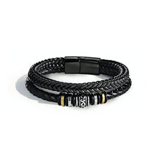 Cargar imagen en el visor de la galería, Pulsera de cuero - Siempre contigo Papá: brazalete de cuero hombre con dos bandas trenzadas negras, detalles en cadena plateada, toques dorados y cierre magnético negro. Pulsera ideal como regalo para papá o padres, mostrada sobre fondo blanco.