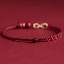 Cargar imagen en el visor de la galería, Pulsera de hilo rojo - Moroveta