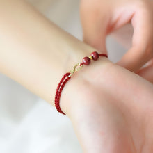 Cargar imagen en el visor de la galería, Pulsera de hilo rojo - Moroveta