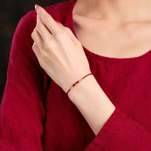Cargar imagen en el visor de la galería, Pulsera de hilo rojo de protección - Moroveta