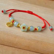 Cargar imagen en el visor de la galería, Pulsera de hilo rojo de protección y prosperidad - Moroveta