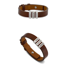 Cargar imagen en el visor de la galería, La pulsera de hombre con nombres grabados en color marrón presenta tres charms rectangulares plateados con los nombres GRACE, JONATHAN y ANDREW, fotografiada desde dos ángulos sobre fondo blanco: un regalo original para hombre.