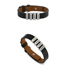 Cargar imagen en el visor de la galería, Pulsera de hombre con nombres grabados en color negro, con cuatro cuentas rectangulares plateadas personalizadas: JACKSON, TAYLOR, NOAH y AMANDA. Incluye forro marrón y cierre metálico, ideal como regalo original para hombre.