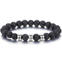 Cargar imagen en el visor de la galería, La Pulsera de piedra volcánica personalizada con cuentas negras y tres separadores plateados grabados con los nombres Harry, Karen y Janet es el regalo perfecto para papá en el Día del Padre.