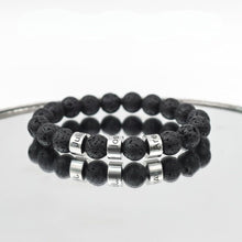Cargar imagen en el visor de la galería, A Pulsera de piedra volcánica personalizada, con cuentas negras que simulan roca volcánica y letras plateadas formando una palabra, ideal como pulsera personalizada para papá o un regalo especial para el Día del Padre.