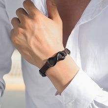 Cargar imagen en el visor de la galería, Una persona con camisa blanca lleva en la muñeca la Pulsera Infinito - A mi Hombre, con el símbolo del infinito, que la convierte en el regalo perfecto para hombre.