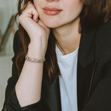 Cargar imagen en el visor de la galería, Pulsera magnética de corazones en acero inoxidable - Moroveta