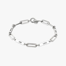 Cargar imagen en el visor de la galería, Pulsera personalizada con nombres en plata, con placas de nombre rectangulares con JOSE, LUCIA, HELEN y OSCAR grabadas uniformemente a su alrededor. Se muestra sobre fondo blanco: un regalo ideal para mamá.
