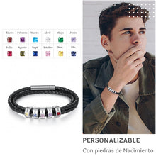Cargar imagen en el visor de la galería, Hombre usando la Pulsera Piedras de vida - A mi Padre en negro, personalizable con charms de piedras de nacimiento para cada mes. Texto: PERSONALIZABLE, con piedras de nacimiento, regalo Día del Padre.