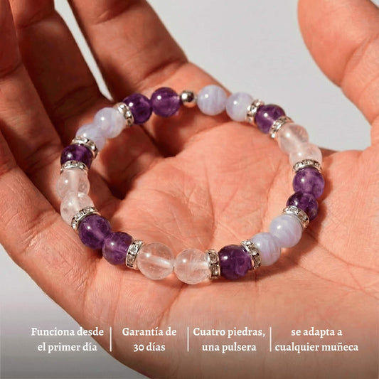 Una mano sostiene la Pulsera Serena, una pulsera de cuentas con piedras naturales en tonos púrpura, azul claro y transparente y separadores de plata. El texto destaca sus beneficios para el equilibrio hormonal y la menopausia, su ajuste regulable y su garantía de 30 días.
