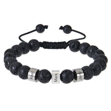 Cargar imagen en el visor de la galería, La Pulsera tejida personalizada con nombres es una pulsera de piedra volcánica negra con cordón ajustable y tres dijes plateados grabados con Apel, Mark y Jup, ideal como pulsera personalizada para papá.