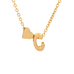 Un collar dorado con una cadena con dos charms -un pequeño corazón y la letra C- sobre fondo blanco, ideal para combinar con la Pulsera de tobillo con inicial en dorado para un look coordinado.
