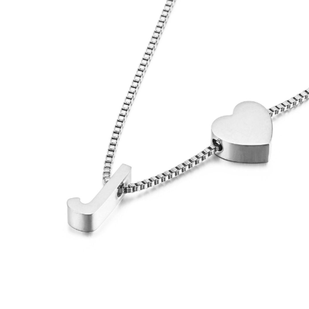 Un collar de cadena de caja plateada con colgantes en forma de corazón y de J combina a la perfección con la Pulsera de tobillo con color inicial plateado para un estilo coordinado y lleno de significado.