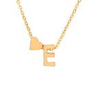 Un collar dorado con un pequeño corazón y un colgante en forma de E es perfecto para combinar con la Pulsera de tobillo con inicial en color dorado para un look chic y coordinado.
