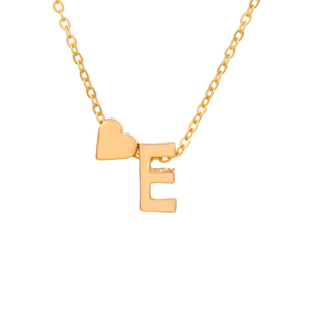 Un collar dorado con un pequeño corazón y un colgante en forma de E es perfecto para combinar con la Pulsera de tobillo con inicial en color dorado para un look chic y coordinado.