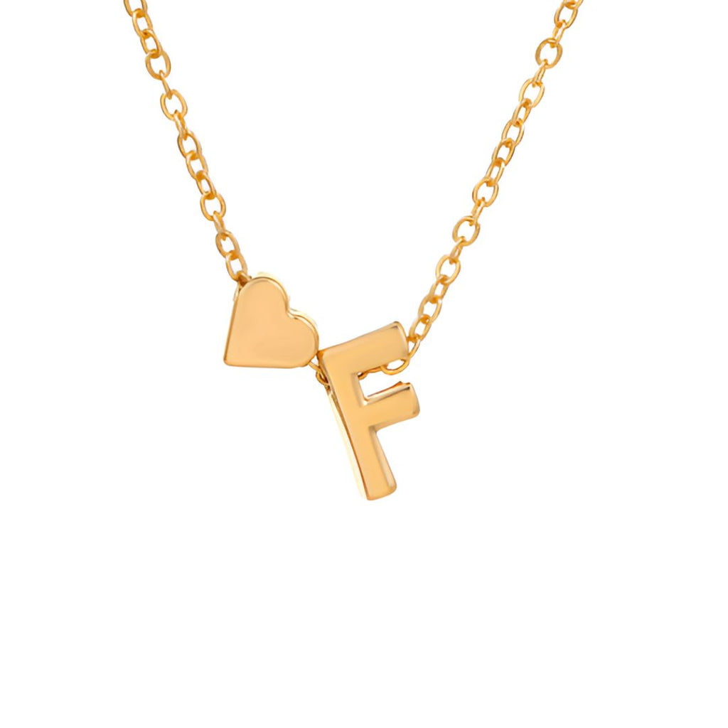 Un collar de cadena dorada con un charm dorado de corazón y letra F combina a la perfección con la pulsera de tobillo con inicial dorada para un look coordinado.