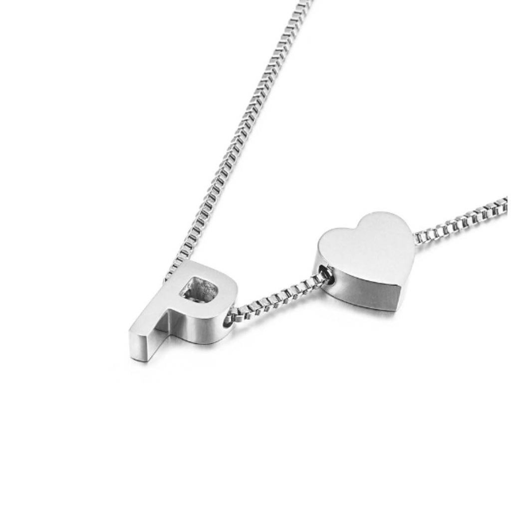 Un elegante plateado Pulsera de tobillo con inicial presenta letra mayúscula P metálica y charms de corazón en una cadena rectangular, reflejando un estilo minimalista y un diseño personalizado.